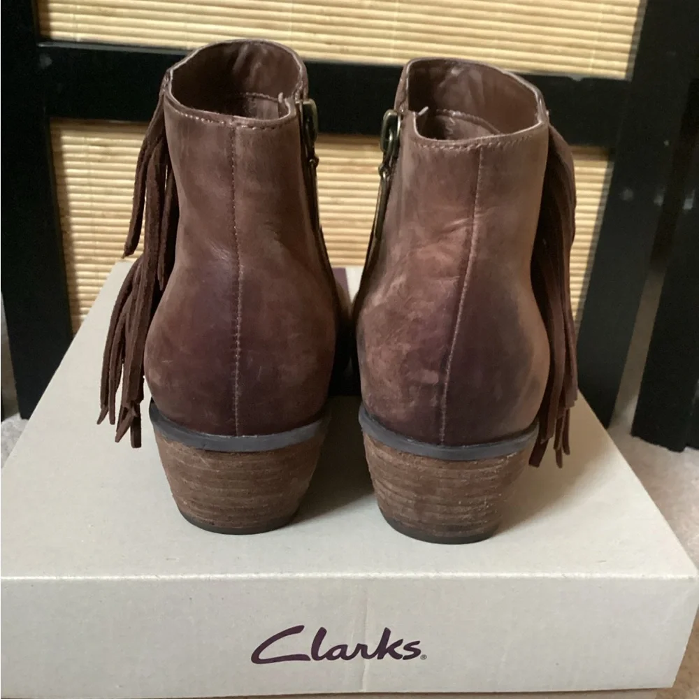 ♦️ CLARKS Artisan Leather Ankle Boots Sz 6 EUC fringe western bootie brown